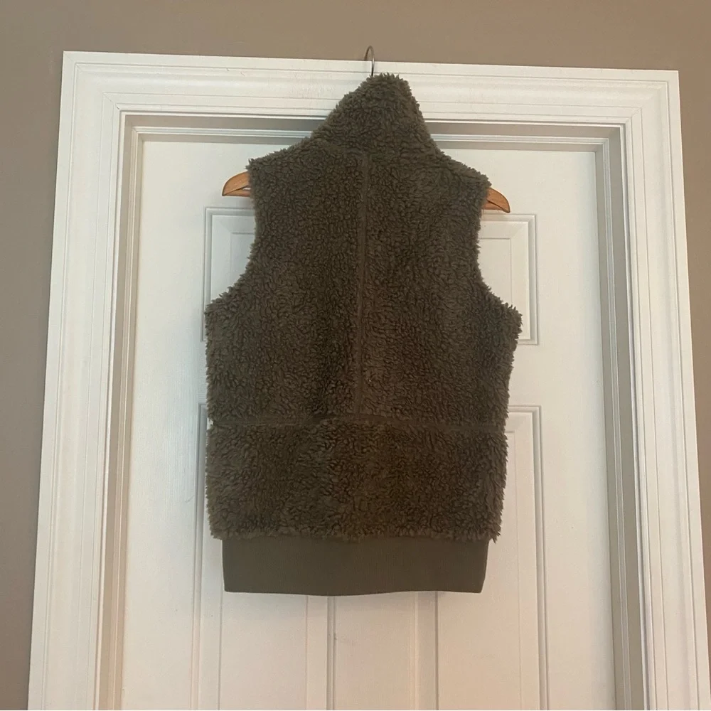 Patagonia green teddy vest Size Small - Picture 8 of 9
